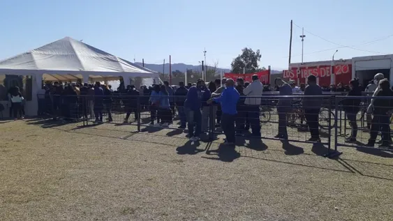 Largas filas para despedir a Nicolás Naranjo