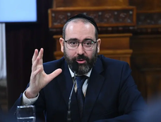 Axel Wahnish, embajador argentino en Israel confirmó que hay 200 turistas argentinos varados tras el cierre del cielo por riesgo de sufrir ataques iraníes con misiles. Axel Wahnish, embajador argentino en Israel confirmó que hay 200 turistas argentinos varados tras el cierre del cielo por riesgo de sufrir ataques iraníes con misiles.