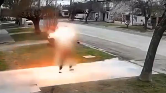 Las imágenes del joven prendido fuego.