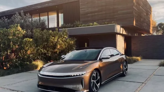 El nuevo auto eléctrico que se agotó a pesar de costar una fortuna y que le da pelea a Tesla