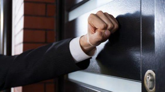 Una mujer de 80 años creyó que su hija estaba en el banco y le dio $83.000 a un desconocido