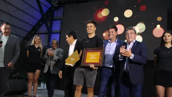 En imágenes, los deportistas y periodistas galardonados en los Premios Moscatel 2025