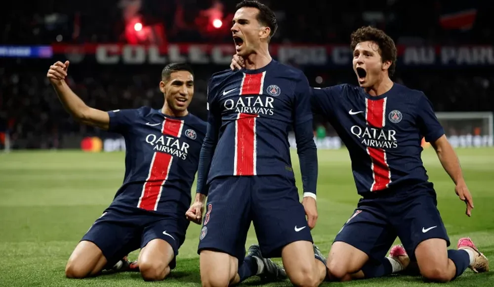 DELIRIO. Hakimi y sus compañeros festejan la enorme victoria del PSG que se metió en otra final de Champions.