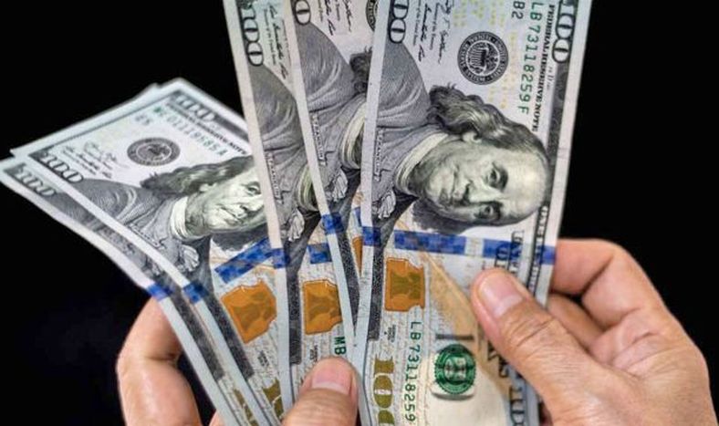 El dólar blue cae por primera vez en 15 jornadas y perfora los $1.000
