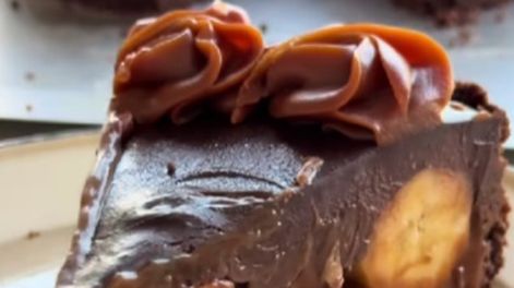 Receta fácil y con menos de 10 ingredientes para hacer una tarta de banana ¡sin horno!