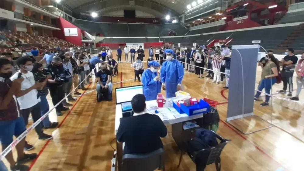 Entre lágrimas de emoción y aplausos San Juan ya vacuna contra el Covid-19