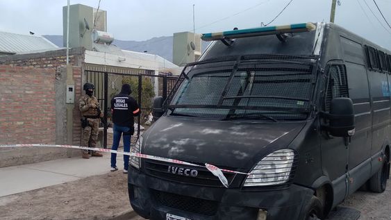 operativo antidrogas en pocito: allanaron varias viviendas y secuestraron estupefacientes en barrio las pampas