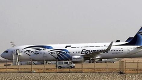 Se estrelló un avión que salió de París con 66 personas a bordo