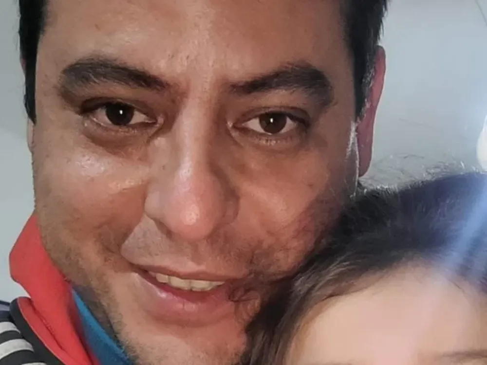 Hallan muerto en San Juan a un conocido periodista de rock: había ido a cubrir La Vela Puerca