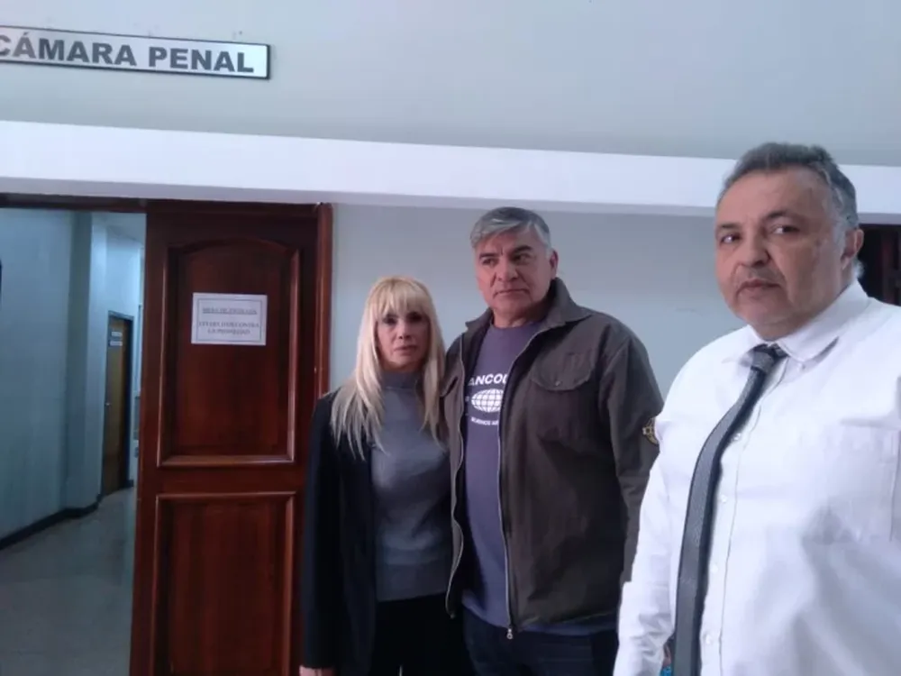 En contra de la decisión judicial se mostraron los padres de la víctima, María Fernanda Cerdera y su esposo Luis Castro, junto al abogado Ismael Hidalgo (derecha)