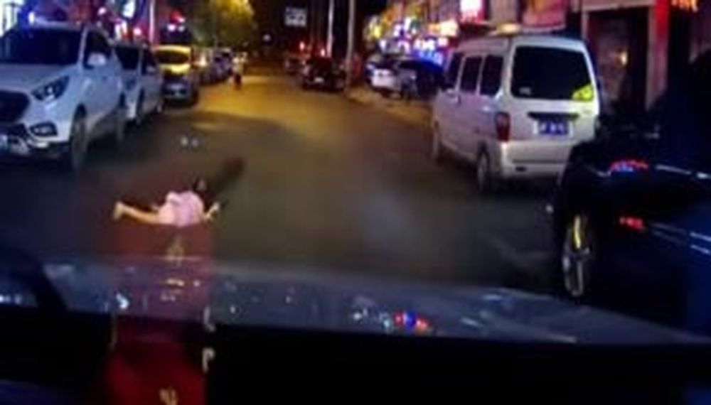 Video impactante: atropellaron a nena y salió ilesa