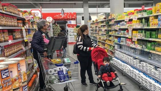 El consumo masivo volvió a caer en marzo y refleja una tendencia negativa sostenida en la economía argentina.
