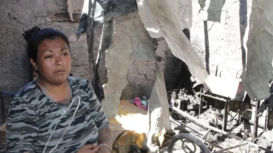 Equipó una pieza para vivir con su hija y a los 2 meses un incendio les destruyó todo