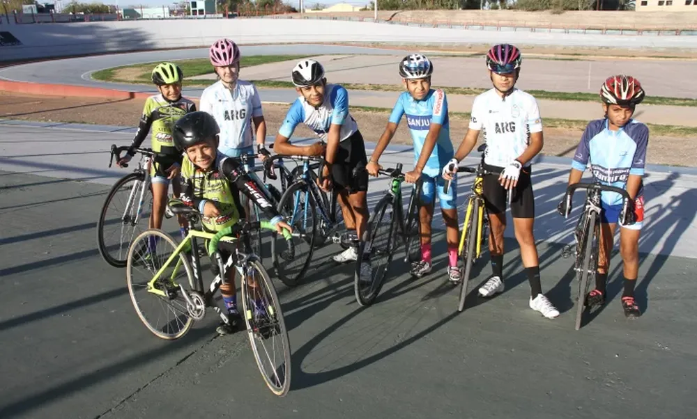 Los anfitriones afilan sus uñas