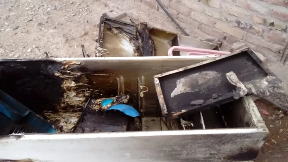 Les cortaron el agua y la luz, prendieron una vela y luego se les incendió la casa que alquilan