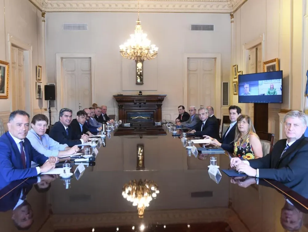 Alberto Fernández negocia los detalles de la mesa política con gobernadores del PJ