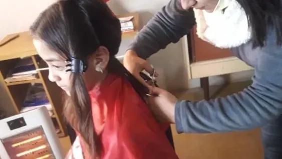 En Zonda salen a cortarles el pelo gratis y a domicilio a los chicos