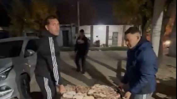 insolita escena en corrientes: los echaron del asado y salieron con la parrilla por la calle