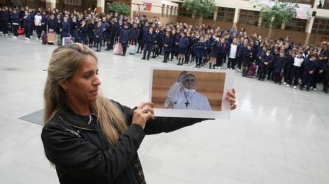 En los colegios, los alumnos rezaron para cumplir con el pedido de Francisco