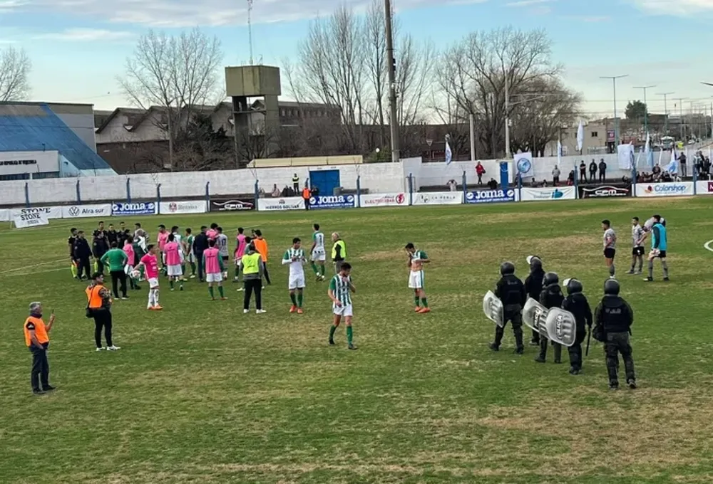 Con un polémico arbitraje y un jugador menos, Desamparados empató ante Bolívar