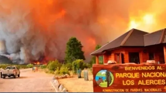 El fuego avanza sin control en Los Alerces