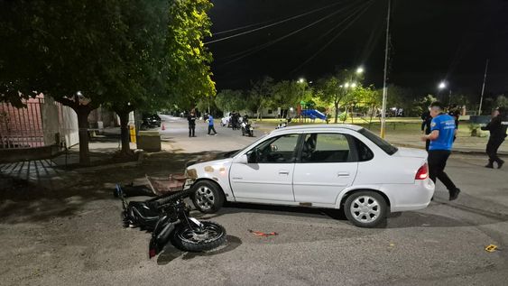 choque fatal en rawson: murio un joven de 18 anos tras el impacto entre un auto y una moto