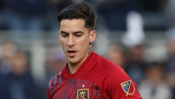 PRIMERO. Jonathan Menéndez se convirtió en el primer refuerzo de San Martín para su regreso a Primera División. El delantero llega desde el fútbol de Grecia.