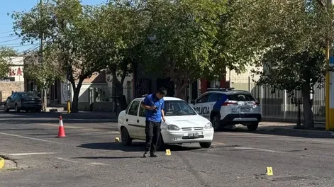 Motocicista intentó pasar un auto por la derecha, se golpeó y cayó al suelo: debieron hospitalizarlo