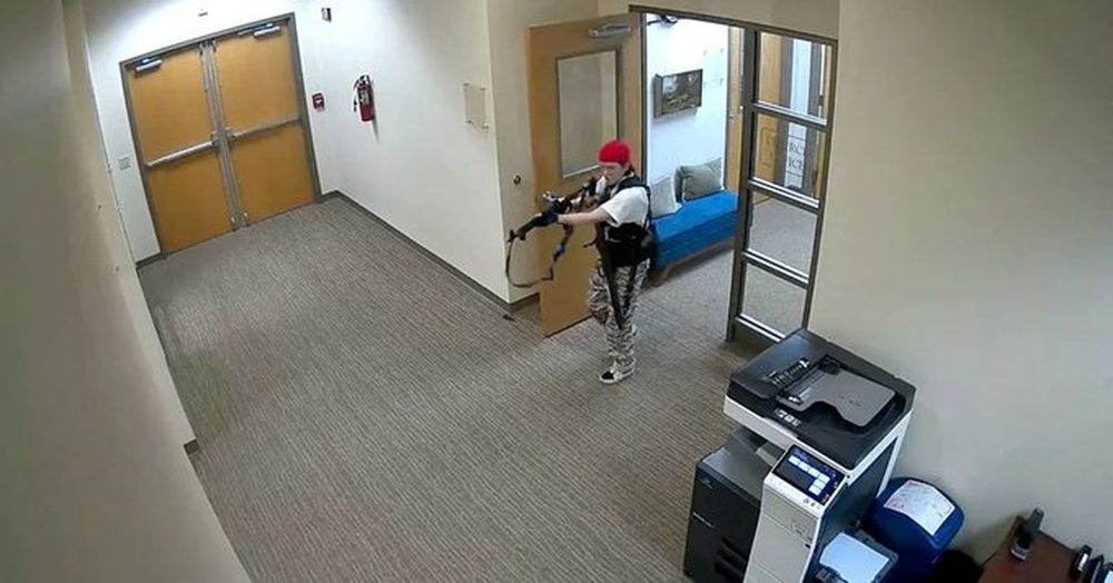 El momento en que la autora de la masacre de Nashville irrumpe en la escuela en la que mató a seis personas