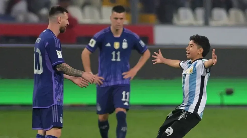 Varios hinchas ingresaron a la cancha para saludar a Messi y hubo un gesto del arquero peruano que indignó