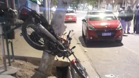 Colgada de un basurero terminó la moto que guiaba un joven de 20 años, que quedó en grave estado.