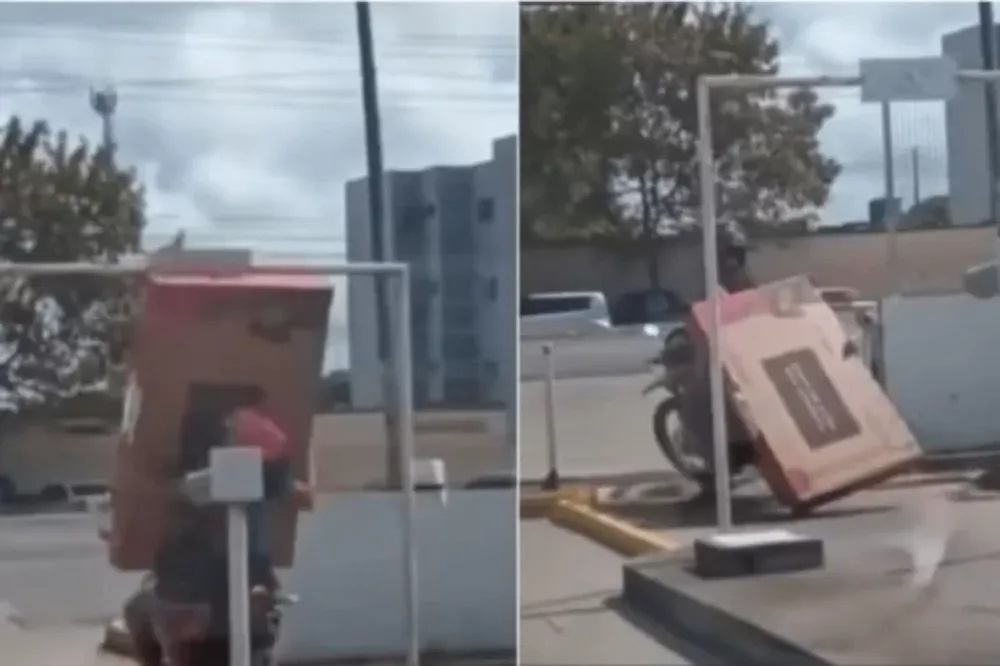 Llevaban un televisor gigante en moto y el resultado se volvió viral