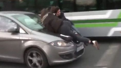 Impactante video: un auto atropelló a manifestantes que marchaban por el 8M en Barcelona