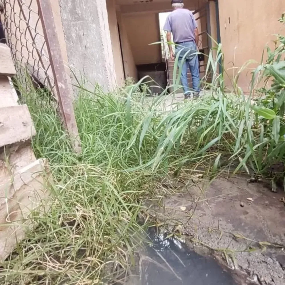 El drama de un barrio que vive rodeado de aguas servidas