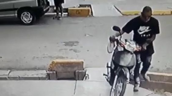 [VIDEO] Robó una moto a plena luz del día, caminando tranquilamente y quedó grabado