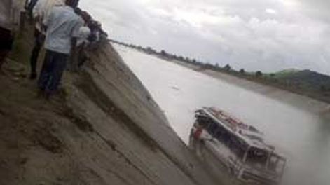 Nepal: 35 muertos al caer un micro en un canal