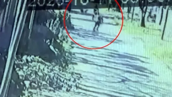 [VIDEO] Le arrebató el arma a un delincuente, lo corrió y lo mató