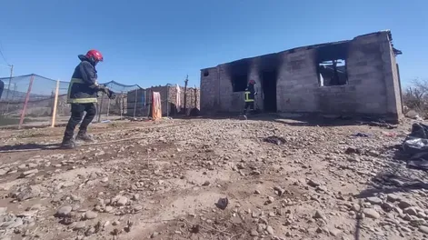 En ruinas. Así quedó la casa donde falleció la nena.