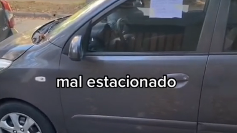 Estacionó en un lugar prohibido y una vecina le aplicó una sanción muy civilizada
