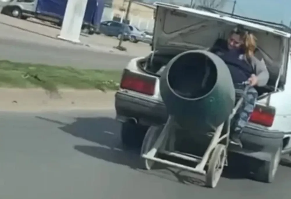 Viajaba en el baúl de un auto sujetando una mezcladora de cemento