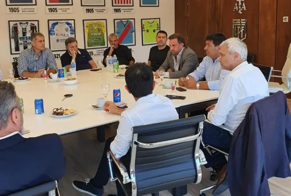 Dieciocho dirigentes, entre ellos Riquelme, acordaron pedirle a Tinelli elecciones en la LPF