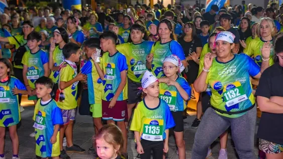 El año pasado, unas 2.300 personas participaron de Santa Lucía corre de noche.