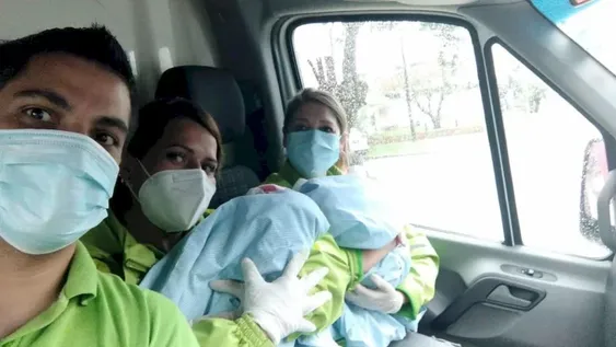 Fue al médico por un dolor de panza y dio a luz a gemelos