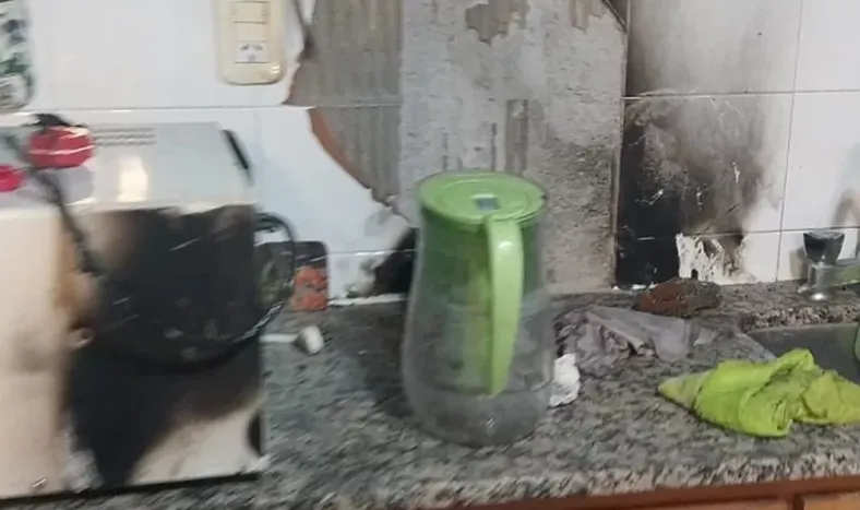 Incendio en el piso 8: se prendió fuego un electrodoméstico y un policía resultó afectado