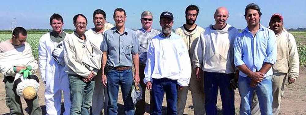 El apicultor Jerry Hayes disertó y brindó consejos en el campo