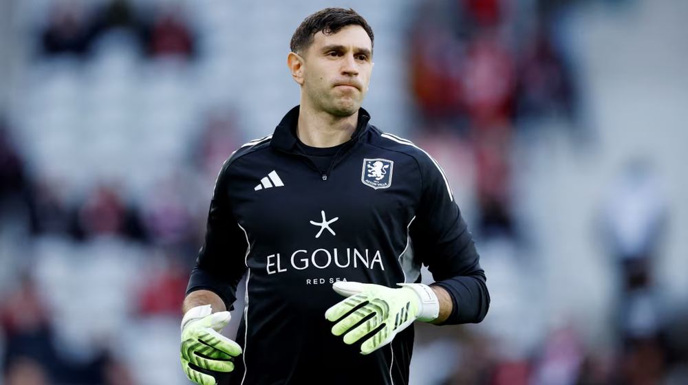 Dibu Martínez fue recibido con clima hostil en Francia.