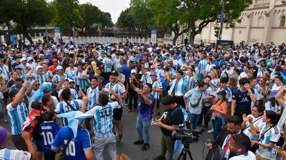 Miles de personas disfrutan de la fiesta de los campeones del mundo en el Monumental