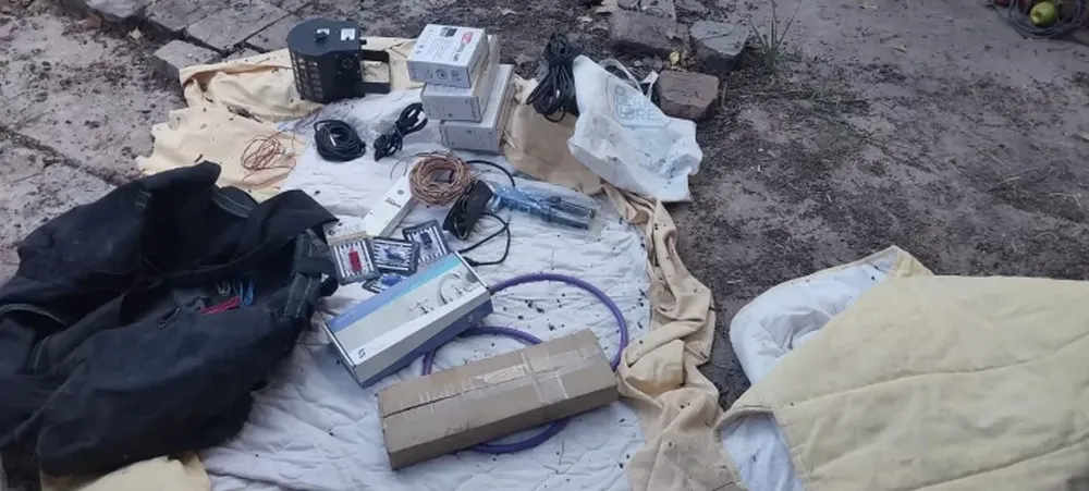 Intentó robar en dos casas, huyó por los techos y lo atraparon tras una persecución