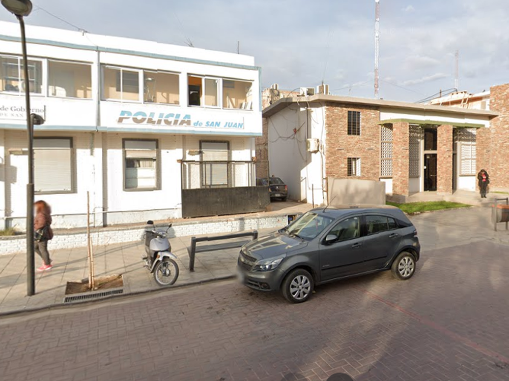 Una pareja cuidaba autos, se pelearon y él intentó asfixiarla en plena calle: lo detuvieron