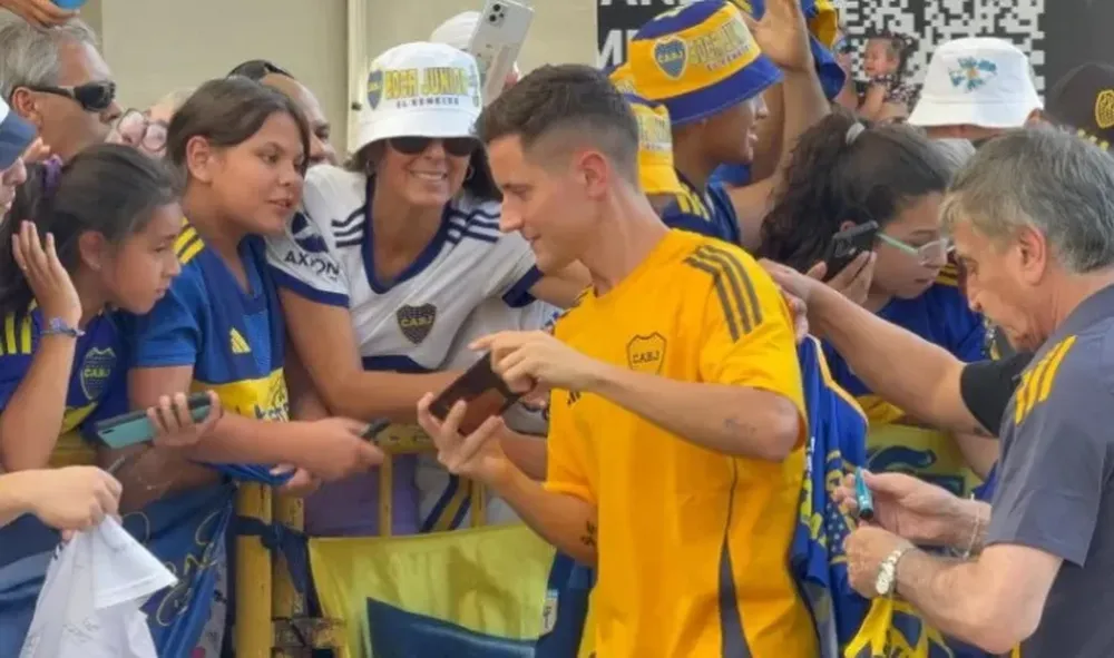 LA ATRACCIÓN. El español Ander Herrera acaparó el interés de los hinchas Xeneizes a la llegada del plantel a Santa Fe. Hoy el partido ante Argentino de Monte Maíz.
